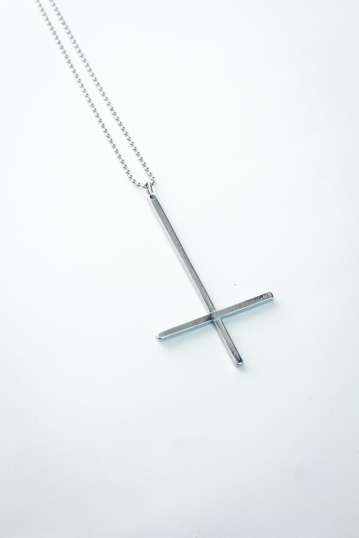 MINI UPSIDE DOWN CROSS CHAIN