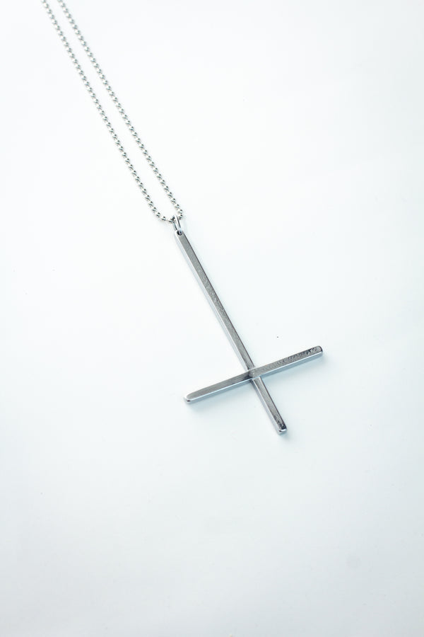 MINI UPSIDE DOWN CROSS CHAIN